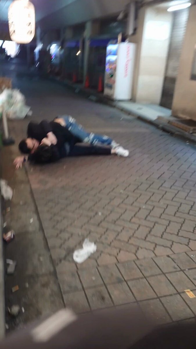 【衝撃】「やっていいよ」「いけいけ」周りに茶化されながら、タイマンを張る男たち 夜の渋谷・センター街付近の路上で、タイマンを張っている男性2人が目撃された模様。 渋谷もあっという間に新宿みたいになってきたな･･･。 #渋谷 #センター街
