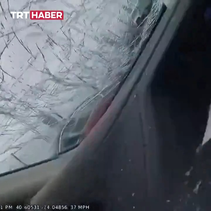 Kamyonetin kasasından fırlayan tahta parça aracın ön camını kırdı. 📍New York