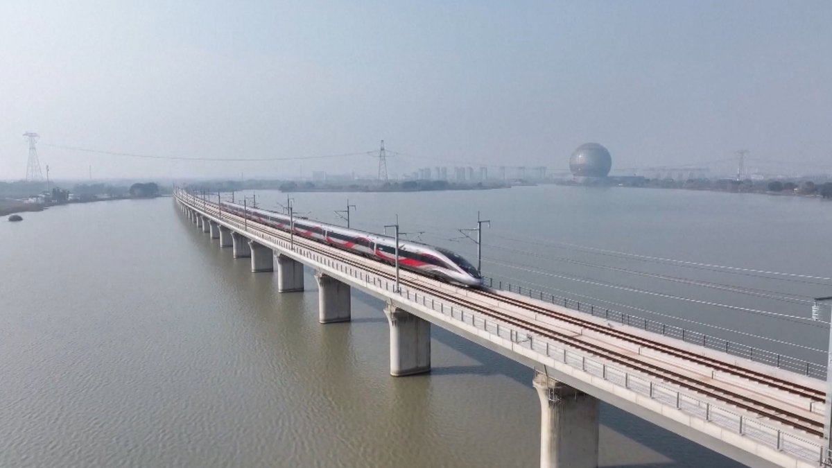 #China's railways set record with 726 million passenger trips in January and February