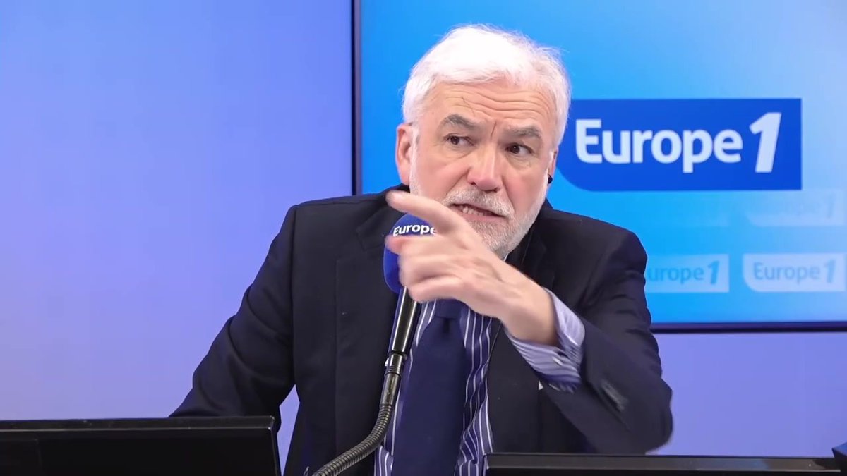"C'est assez grave de penser qu'Emmanuel Macron serait prêt à jouer avec la sécurité et la guerre en Ukraine pour favoriser son plan de carrière" déclare Martin Garagnon #PascalPraudEtVous Pascal Praud #Europe1