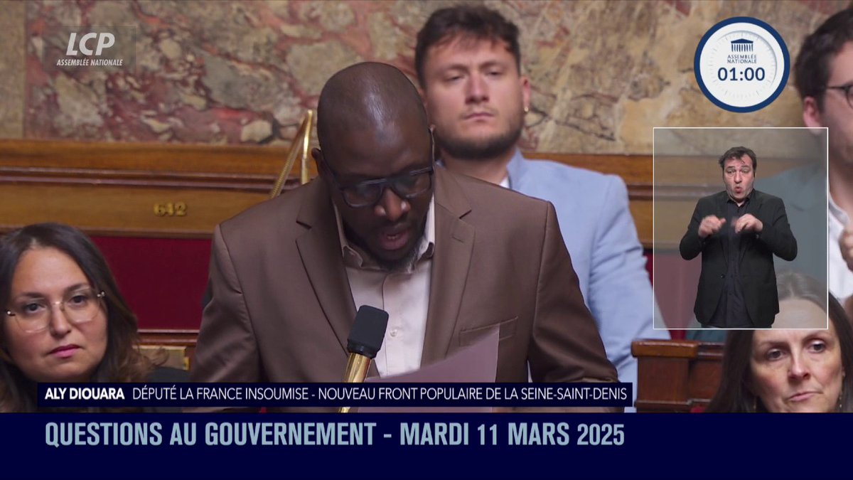 "En France, un Noir ou un Arabe a 20 fois plus de risques de se faire contrôler", souligne Aly D, avant de citer les morts "entre les mains de la police ou de la gendarmerie" et d'accuser le gouvernement de répondre "par le silence, l'aveuglement, l'impunité". #QAG