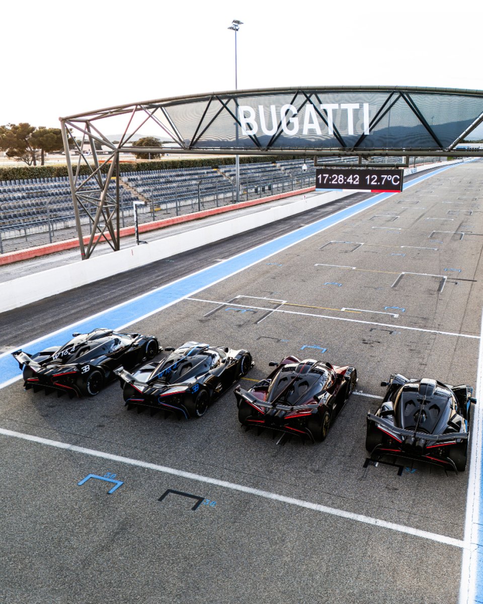 The BUGATTI Bolide offers extreme performance that can be enjoyed immediately by every driver – the result of the perfect fusion of cutting-edge motorsport technology and exceptional craftsmanship. #BUGATTI #BOLIDE #EquipePurSang – WLTP: