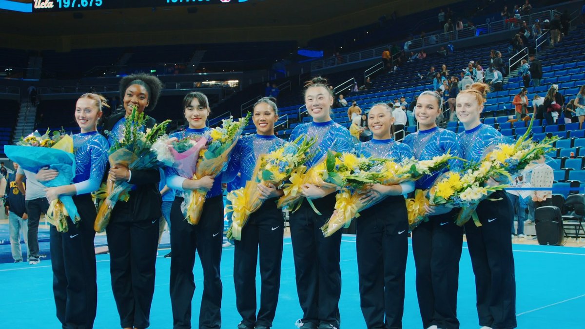This special group of seniors getting their flowers one last time in Pauley! 💐