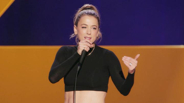 A 𝑔𝑜𝒹𝒹𝑒𝓈𝓈 and… gum. Iliza Shlesinger: A Different Animal is streaming now.