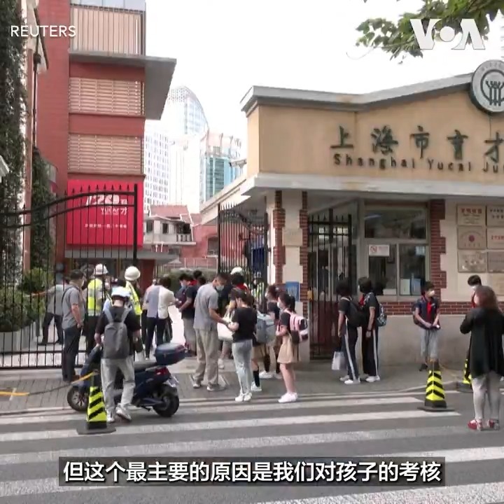 在今年中国全国“两会”期间,多位代表就青少年网络沉迷问题提出相关提案,人大代表姚明呼吁开展“息屏24小时行动”,另一位人大代表李君建议实施“游戏分级制度”,而全国政协委员靳东则提议立法限制未成年人观看短视频。然而,分析人士指出,这些提案反映出中国政府日益强化的“父爱主义”倾向,通过行政手段严格管控青少年的行为,但却忽略了中国青少年真正面临的问题。报道: