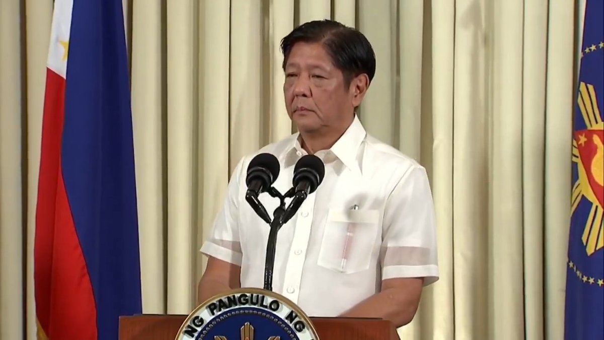Ginagawa lang ng pamahalaan ang trabaho nito kaugnay ng pag-aresto kay dating Pangulong Rodrigo Duterte, ayon kay Ferdinand "Bongbong" Marcos Jr. Sinabi ito ni Marcos matapos umalis sa Villamor Airbase ang eroplanong sakay si Duterte 11:03PM ng Marso 11, 2025. Haharapin ni Duterte ang International Criminal Court na naghain ng warrant of arrest sa kaniya dahil umano sa crimes against humanity. #GMAIntegratedNews