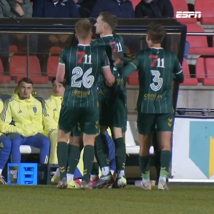 Onderkant lat erin! Alaa Bakir knalt een vrije trap prachtig binnen voor FC Emmen 🚀 #jajemm