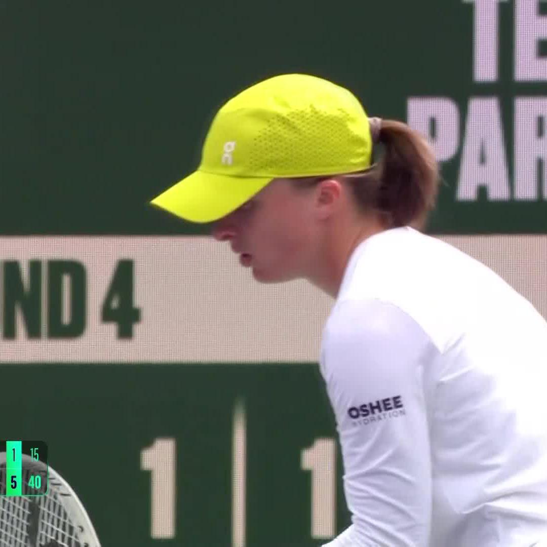 happy in Cali 💪 Iga Świątek races past Muchova 6-1, 6-1! #TennisParadise