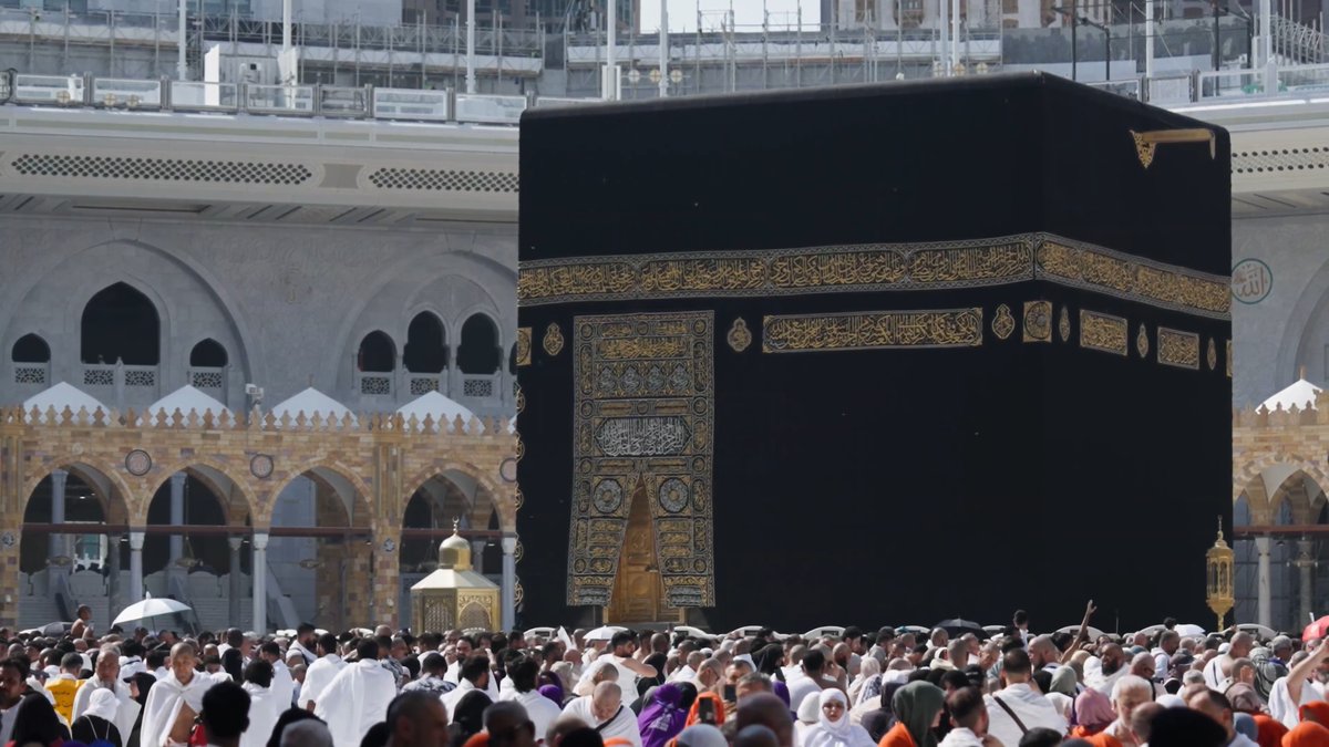 سلامة الجميع تبدأ بالالتزام.. تذكر أن جلوسك في المكان الصحيح يساعد في تسهيل الحركة داخل الحرمين الشريفين، ويضمن راحة المصلين والطائفين.. اجعل زيارتك تجربة ميسّرة لك ولغيرك. #يسر_وطمأنينة