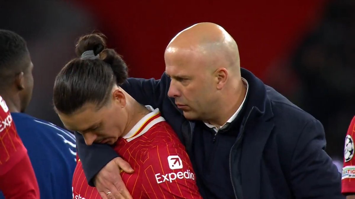 🫶🏼 Final del partido y Arne Slot va a buscar a Darwin Núñez para abrazarlo. #UCL #LaCasaDelFútbol