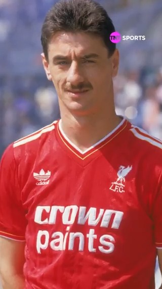 Simplesmente Ian Rush, O MAIOR ARTILHEIRO DA HISTÓRIA DO LIVERPOOL, elogiando o bigode do nosso Fred Caldeira! O ex-atacante usava um bigodão marcante também! 👨🏻‍🦳👨🏻😂 #CasaDaChampions