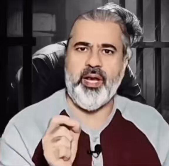 جب ملک کا سپاہ سالار اور 22 ویں گریڈ کا افسر ، ملک کی سرحدوں کو چھوڑ کر اپنی ایکسٹینشن کے لیے ہر طرح کی سازش اور سازباز میں لگ جائے اور پھر اس حد تک چلا جائے کہ ترقی کرتے ہوئے ملک کو صرف اپنی ایکسٹینشن کے لیے رجیم چینج کروا کر اس نہج پر لے آئے کہ ملک کا ہر ادارہ تباہ کر دے تو قوم ایسے کردار کو کیسے معاف کر سکتی ہے۔۔!! Imran Riaz Khan #UndeclaredMartialLaw