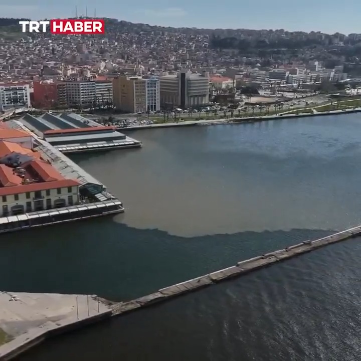 İzmir’de denize atık su deşarj edildi. Denize bırakılan kirli su nedeniyle İzmir Körfezi'nin rengi değişti, çevreyi kötü koku sardı.