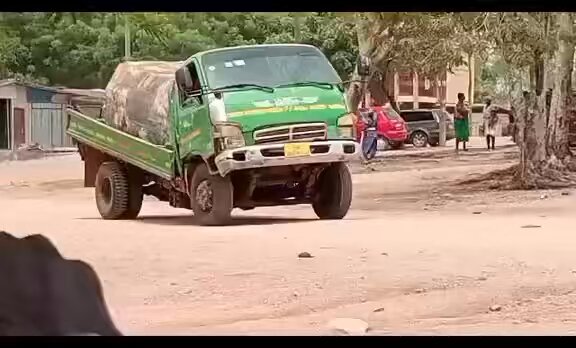 A Kasoa resident has raised concern over the continuous usage of a faulty Hyundai truck by a road user despite its poor condition. He lamented the disregard for the safety of other pedestrians by the driver of the vehicle, who reportedly runs a water sales operation.