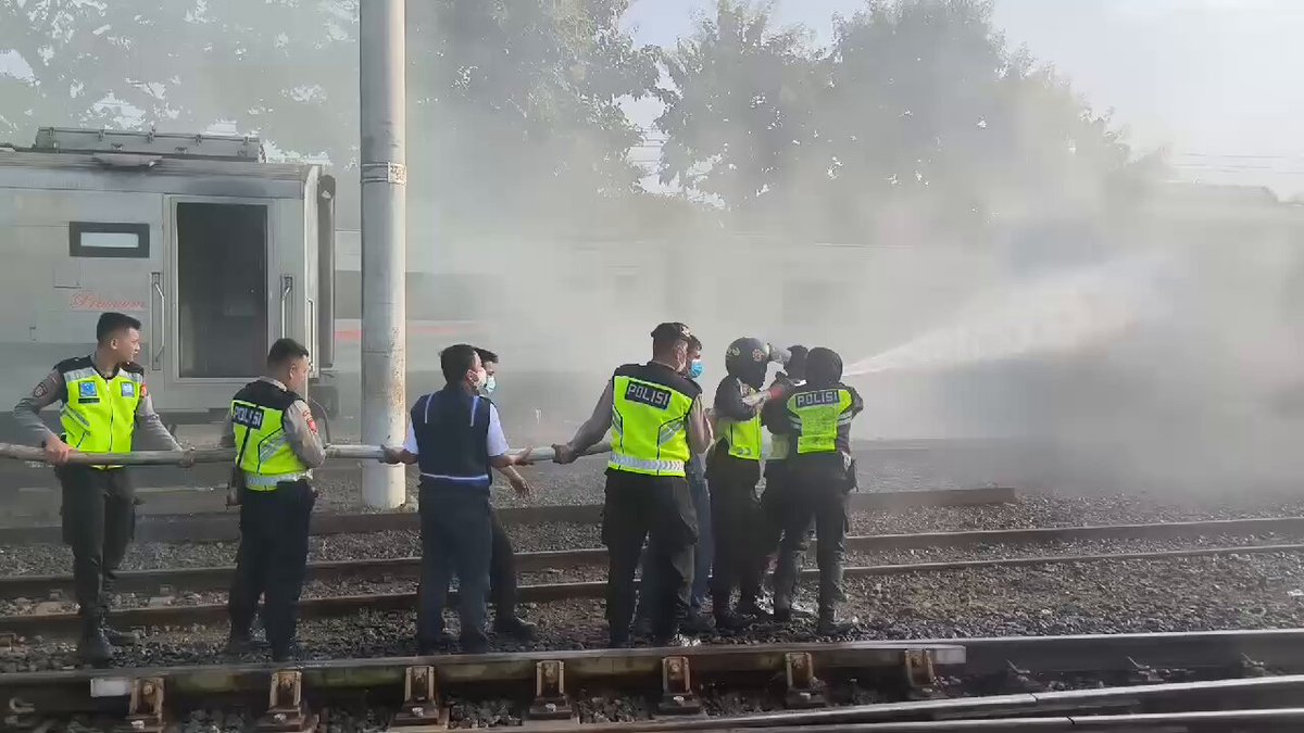 Tiga Gerbong kereta terbakar berhasil dipadamkan, penyebab masih diselidiki