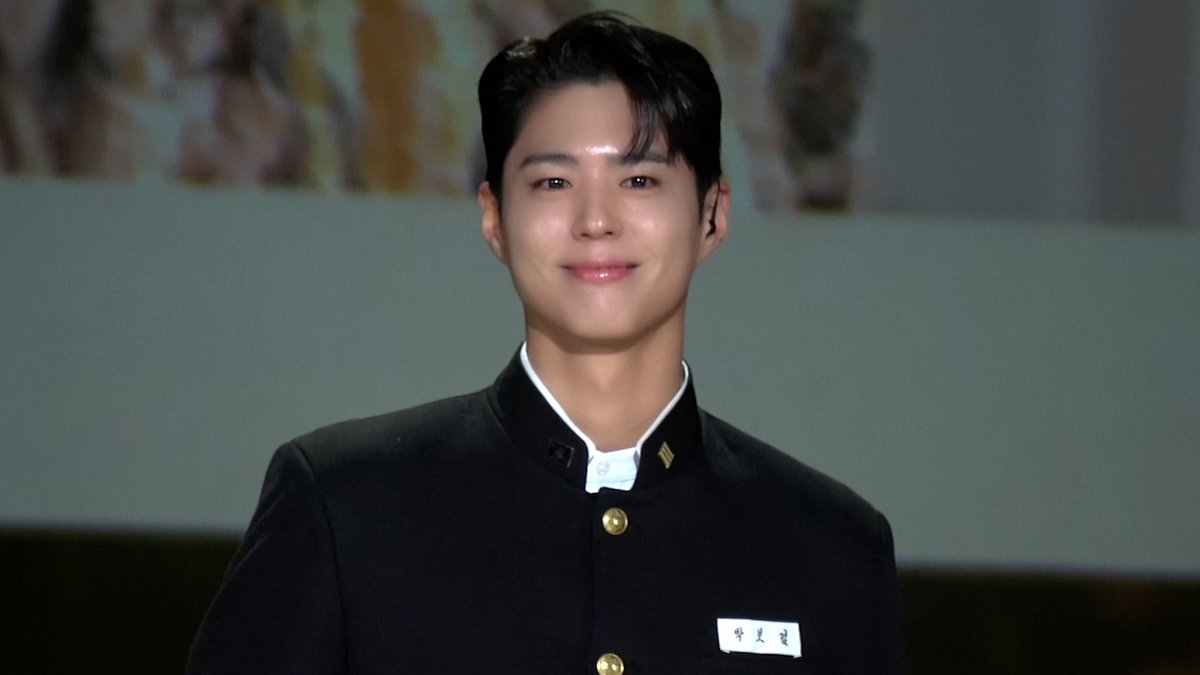 PARK BO GUM MUSIC STAGE WITH IU BEHIND FILM More about PARK BO GUM @ #박보검 #PARKBOGUM #가요무대 #MUSICSTAGE #THEBLACKLABEL #더블랙레이블