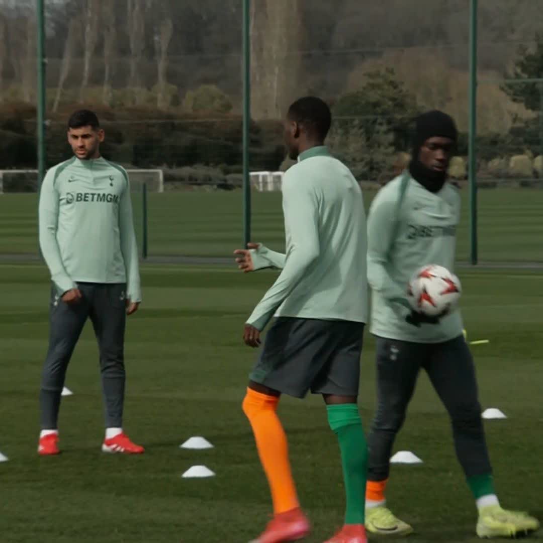 Cristian Romero and Micky van de Ven are both in training for Spurs ahead of tomorrow's Europa League tie against AZ Alkmaar. They haven't started together in defence since December 8th 🚨 Ben Davies also is back in training but Kevin Danso absent and Rodrigo Bentancur is suspended ⚪