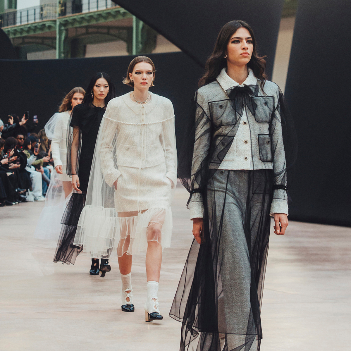 メゾンにとって欠かすことのできないリボンにインスパイアされた #CHANEL 2025/26年秋冬 プレタポルテ コレクション ショーの舞台。この壮大かつ詩的なセットを背景としてパリのグラン パレで披露されたショーに、メゾンとの親交が深い友人やアンバサダーたちが集いました。