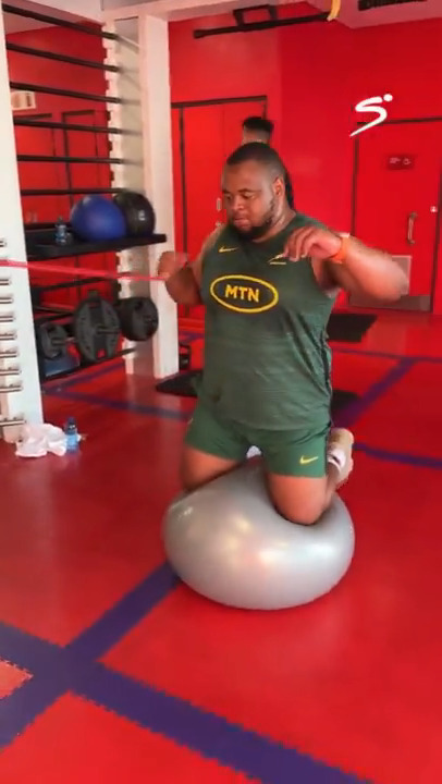 The ability to balance 140kg+ on a medicine ball is crazy ⚖️ Asenathi Ntlabakanye putting in the work at the Springbok alignment camp 💪