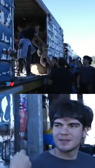Cientos de jóvenes de Bahía Blanca se autoconvocaron en el paraje rural La Vitícola para cargar en camiones las 1.300 toneladas de ayuda que llegaron en el Tren Solidario.