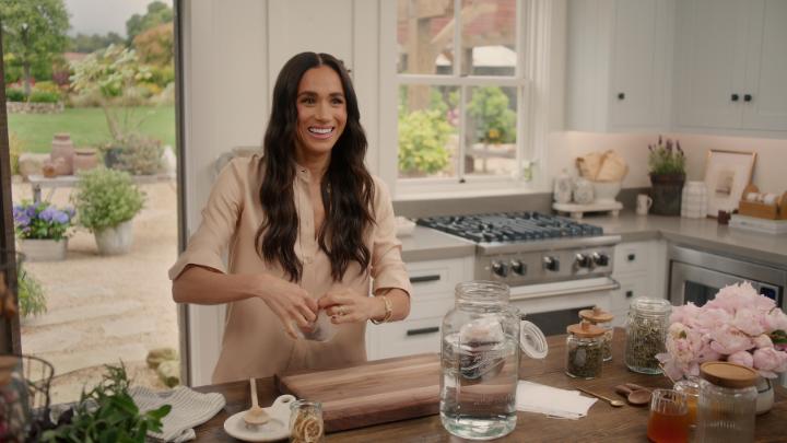 Let's make sun tea with Meghan ☀️🫖 📺: with love, meghan