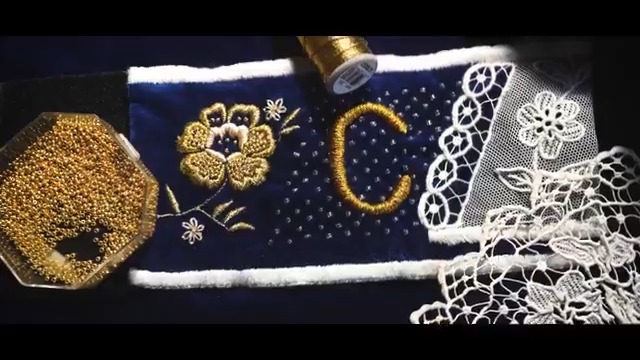 𝐁𝐫𝐨𝐝𝐞𝐫𝐢𝐞 𝐛𝐫𝐞𝐭𝐨𝐧𝐧𝐞 &amp; 𝐅𝐂 𝐋𝐨𝐫𝐢𝐞𝐧𝐭 🧵 Le costume breton et la coiffe du Pays de Lorient à l'honneur sur le brassard de notre capitaine face à Bastia. 🪡 Un travail de minutie par Marie-Ange Cervella.