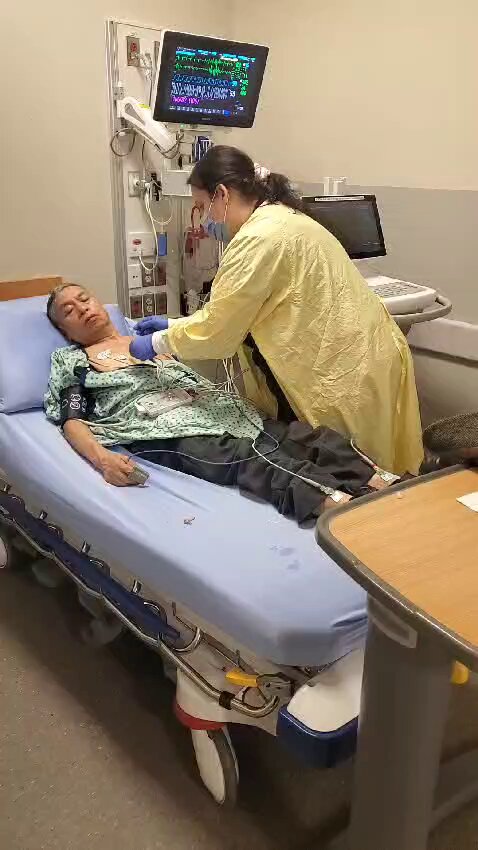 接诊护士问清病情后立即把我带到观察室，换上病号服让我含了一个药片，就开始对我进行了一系列检查，医生拿来了移动翻译器，联系上翻译中心视频进行了问诊，在即将结束时我又出现呼吸困难满头大汗。医生立刻给我打了杜冷丁，缓解后医生说：“我们这里没有心脏病专家，72小时内用飞机把您转移到基洛纳。”