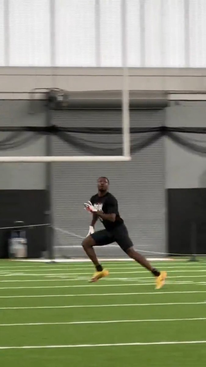 Georgia S Malaki Starks getting work in at the Bulldogs' Pro Day 🐶 He's No. 25 on @movethesticks' Draft prospect rankings. Malaki Starks | Georgia Football