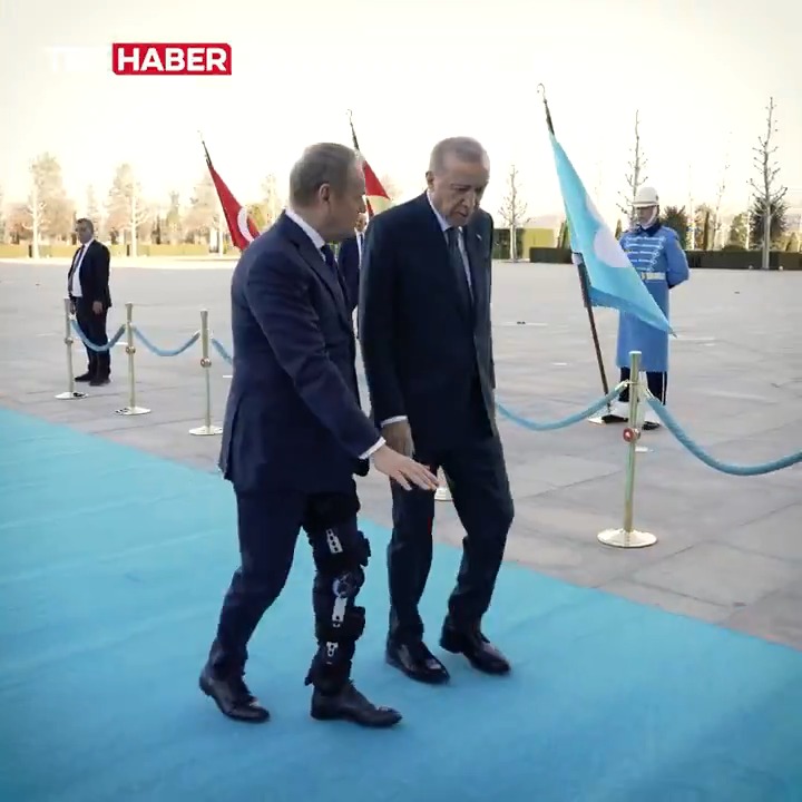 Cumhurbaşkanı Erdoğan, resmi törenle karşıladığı ve sol bacağında açı ayarlı dizlik bulunan Polonya Başbakanı Tusk’ın koluna girerek merdivenlerden çıkmasına destek oldu.