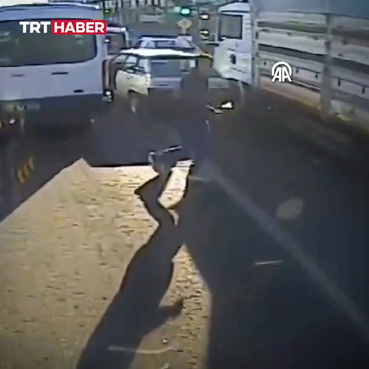 Kazanın şokuyla indiği otomobilinin peşinden koştu. 📍Bingöl