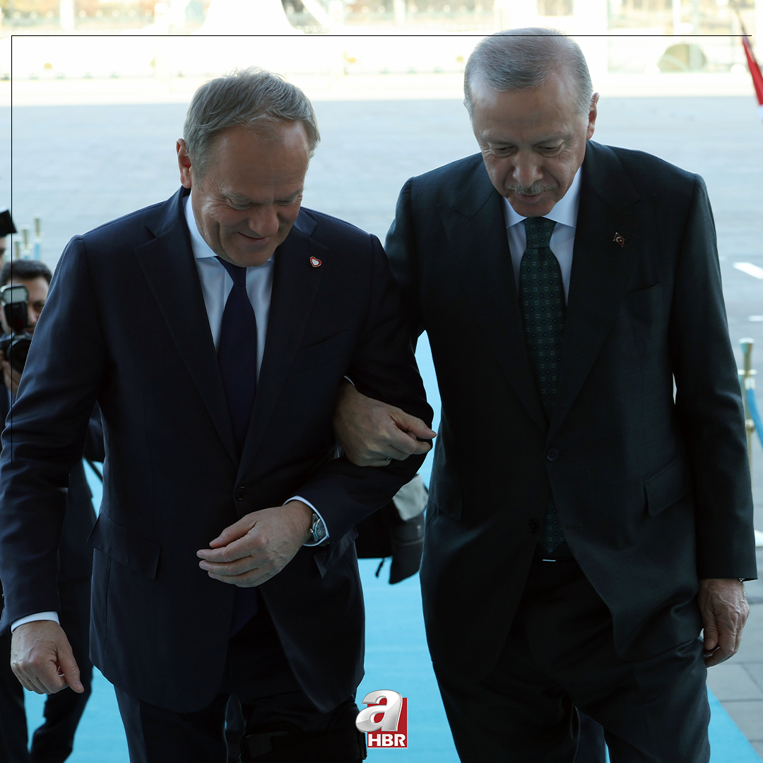 🇹🇷🇵🇱 Başkan Erdoğan, resmi törenle karşıladığı ve sol bacağında açı ayarlı dizlik bulunan Polonya Başbakanı Donald Tusk’ın koluna girerek merdivenlerden çıkmasına destek oldu.