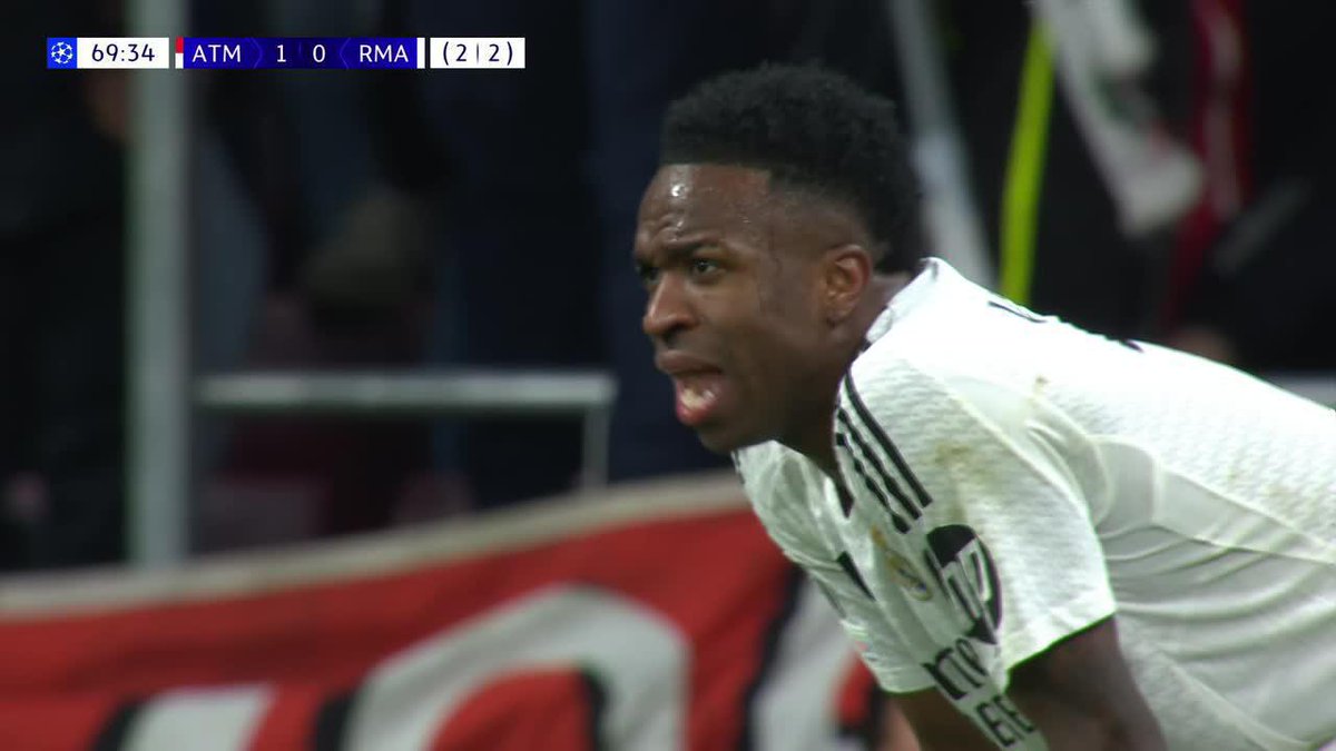 "Vinicius" Porque ejecutó este penal para el Real Madrid y la mandó a la re concha bien de su madre. A dónde mierda pateó el pelotudo, ni la NASA va a encontrar esa pelota, qué pedazo de cagón el brazuca hijo de re mil puta, la concha bien de la lora.
