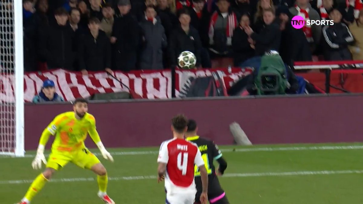 enquanto isso o PSV eliminado acabou de meter esse golaço de cobertura…