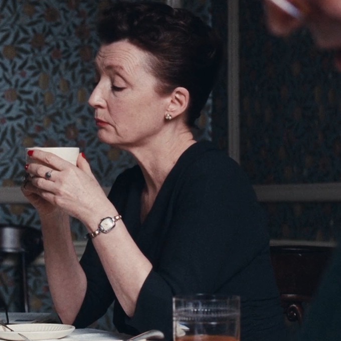Happy birthday to the great Lesley Manville! ❤️🌹 On Criterion Channel, watch her brilliantly searing performance in Paul Thomas Anderson’s PHANTOM THREAD (2017).