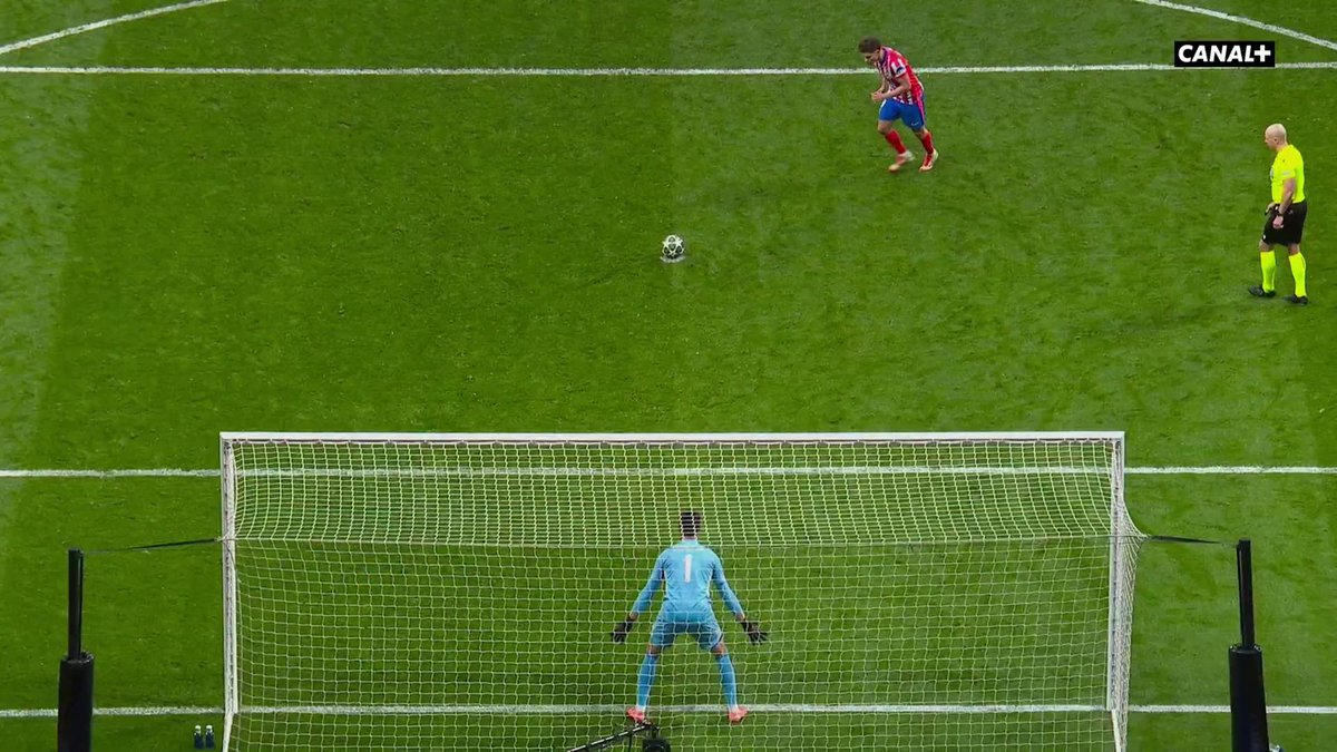INCROYABLE !!!!! PÉNALTY RATÉ PAR JULIAN ALVAREZ !!!!! 😱😱😱❌ On croyait au but jusqu’à ce que le camp arbitral voit que l’Argentin touche deux fois le ballon en glissant pour que le ballon rentre dans les cages. 🎥 CANAL+ Foot
