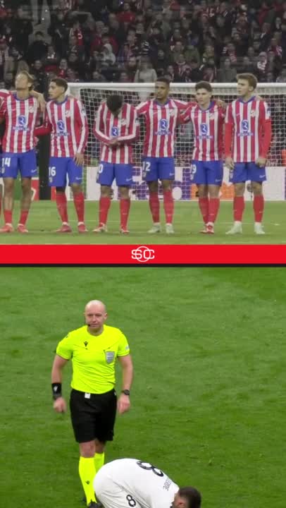 ¡JULIÁN NO LO PODÍA CREER! Así reaccionó el argentino tras patear su penal y que se lo anulen por doble toque... 📺 Mirá TODA la #UCL por #DisneyPlus Premium