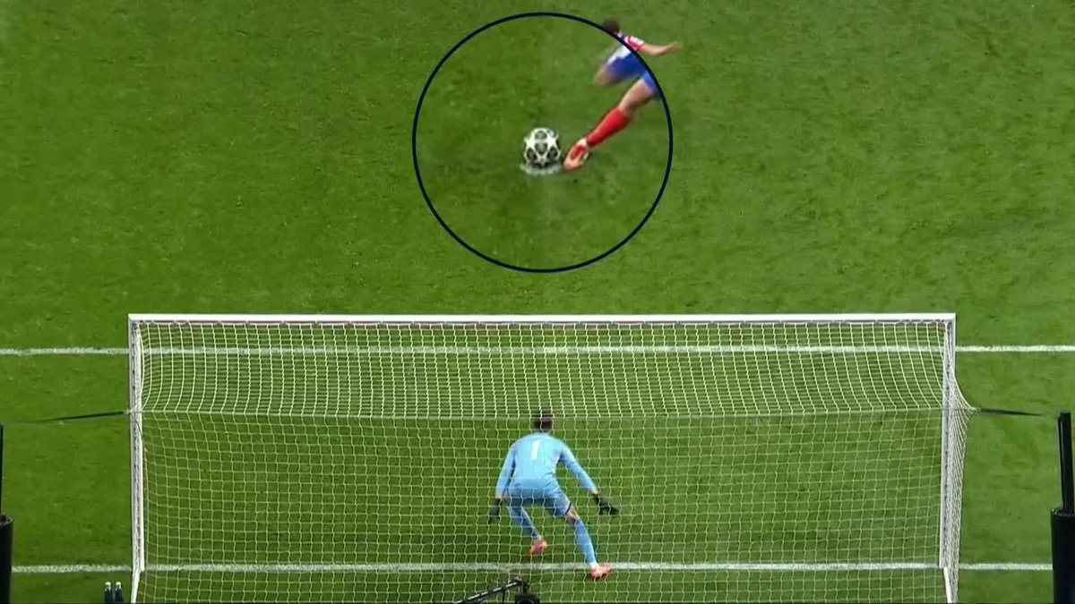 “He does touch it… that’s the rule.” Thierry Henry and Micah Richards analyze Julián Álvarez’s disallowed penalty against Real Madrid 🗣️