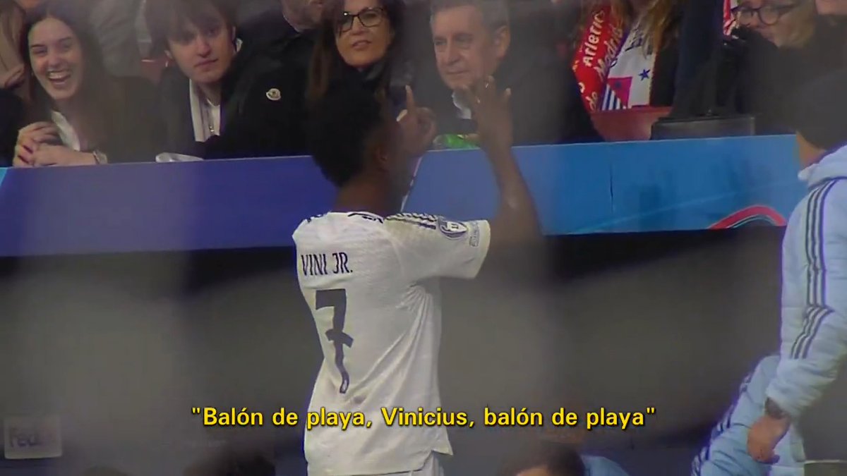 Cánticos de balón de playa en el cambio... ¡y Vini Jr. responde recordando las Champions del Real Madrid C.F.! #LaCasaDelFútbol #UCL
