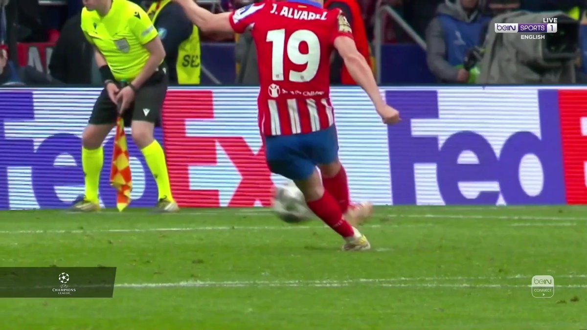🗣️ "This one is controversial... I don't see any double contact!" Here's a look at Julián Alvarez's disallowed penalty in slow motion 👀 Nicky Crosby Marcel Desailly Adlene GUEDIOURA #beINUCL #AtletiRealMadrid #UCL