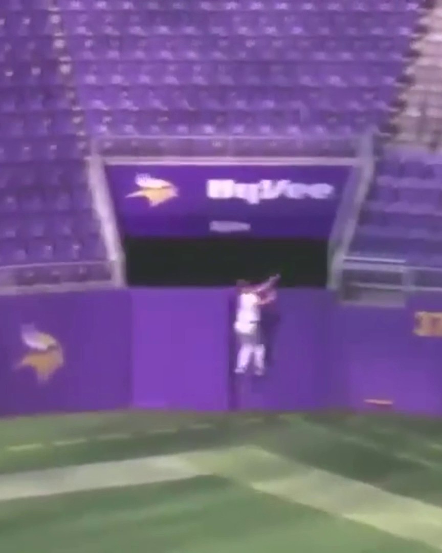 The Kansas Jayhawks took the Minnesota Vikings' home field and turned it into their personal playground for a home run derby. ⚾ They tied an NCAA mark with five straight homers and beat the Gophers 29-1 on Wednesday. 🎥 : KUBaseballData