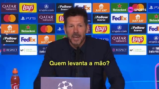 Simeone se irrita em coletiva após eliminação do Atlético de Madrid para o Real Madrid: "Quem viu que a bola tocou duas vezes em Julián Álvarez, levante a mão! Quem levanta a mão? Vamos, vamos! Quem levanta a mão? Ninguém! Ponto." 🎥 TNT Sports BR
