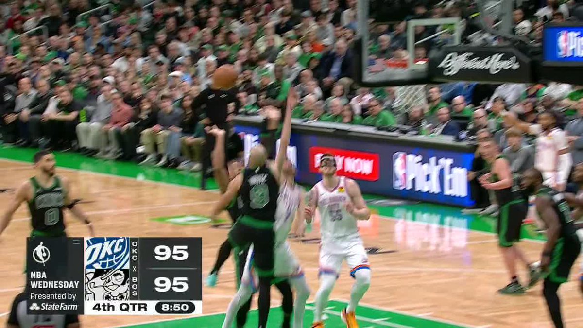 Derrick White blocks Chet and hits the three on the other side 🔥