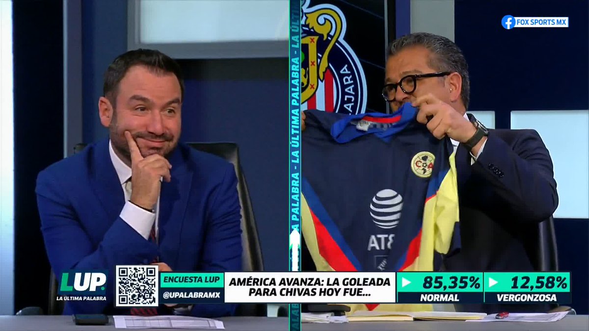 REGALITO PARA Fernando Cevallos 😅 Carlos Hermosillo le trajo una playera del América a Cevallos y además ¡le ponen el himno! #LUP