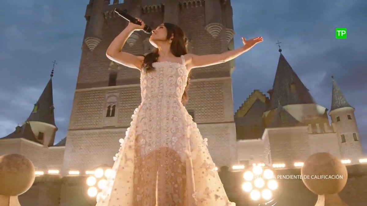 Rachel Zegler brilló interpretando "Waiting on a Wish" en el evento europeo de #Blancanieves de Disney. ✨ El increíble Alcázar de Segovia sirvió de inspiración para la película animada original de 1937. Pronto podréis ver la actuación completa. @alcazar_segovia rachel zegler (she/her/hers)