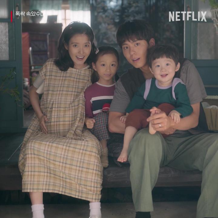 “뭐든 기어코 키워내는 여름. 방 한 칸, 살림 하나 늘려 가는 재미에 내 성실한 부모는 땀 젖는 줄도 몰랐다고 했다” 어렵사리 움튼 싹이 무성하게 자라던 계절. <폭싹 속았수다> 2막 내일 오후 4시 공개, 오직 넷플릭스에서.