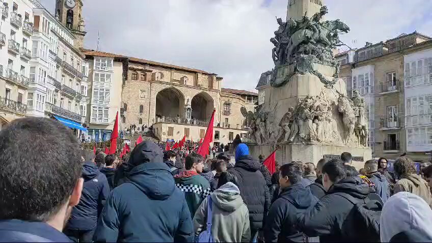 📸 [#M13IkasleGreba] Hasi dira ikasleen manifestazioak, 'Hezkuntza ikasle langileon mesedetara. Hezkuntza sistema sozialista eraiki' lelopean. Bilbon, Donostian, Gasteizen eta Iruñean antolatu ditu mobilizazioak @IAbertzaleak|ek. Irudietan, Gasteiz.