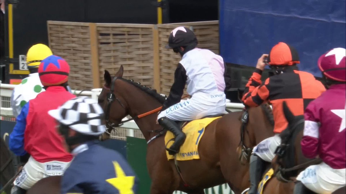 🍑 Rachael Blackmore - that is a super, super ride. ✅️ AIR OF ENTITLEMENT wins the Mares Novice Hurdle for Henry de Bromhead. 😬 SIXANDAHALF must have traded very, very short...