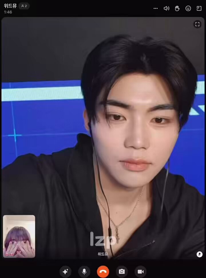 Gunwook is probably the first idol I've ever seen to turn into a hotdog in the middle of a fancall. Bro even had a straight face like he was PROUD of becoming a dancing hotdog😭