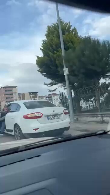 Bursa Osmangazi’de 06 DZ 2990 plakalı araç bir kadın sürücünün önüne kırıp hakaret edip dövmeye çalıştı.
