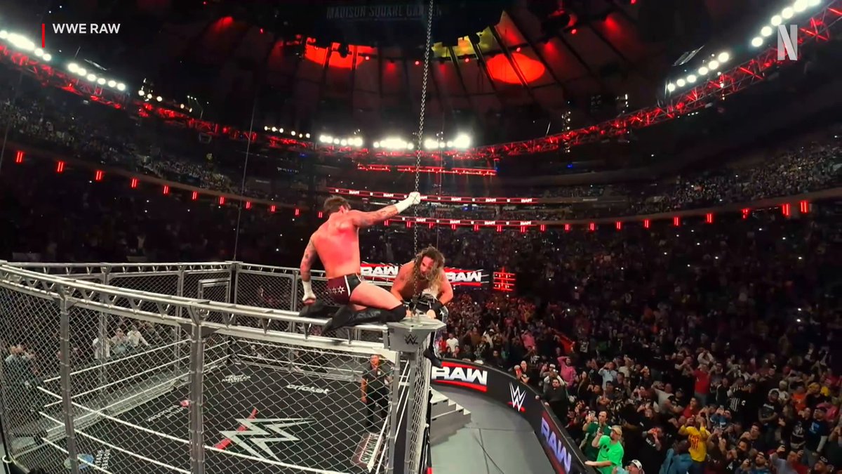 Seth Rollins hava yolları iyi yolculuklar diler. #WWEonNetflix